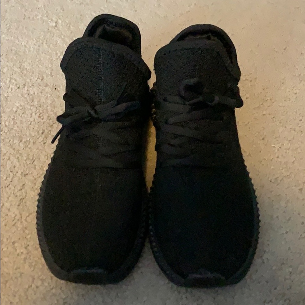 Lace-up Front Low Top Sneakers (Black)